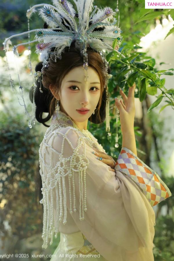   [XiuRen]高清写真图 2025.09.05 No.10736 梨霜儿 浅色古装第24张图片